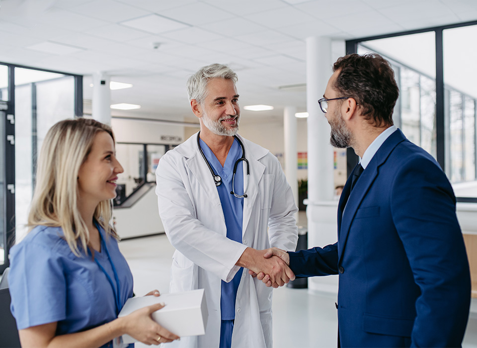 شرایط دریافت بیمه مسئولیت پزشکان از شرکت‌های معتبر